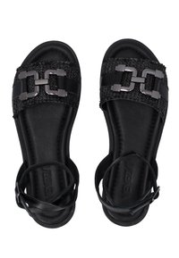Schwarze Sandalen mit einem geflochtenen Riemen und metallischen Schnallendetails, einem verstellbaren Knöchelriemen und einer strukturierten Sohle.