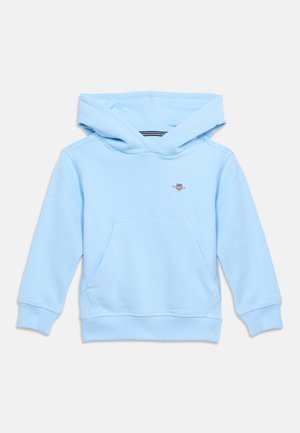 Jasnoniebieska dziecięca bluza z kapturem z przednią kieszenią kangurką oraz małym haftowanym logo na piersi, pokazana na białym tle.