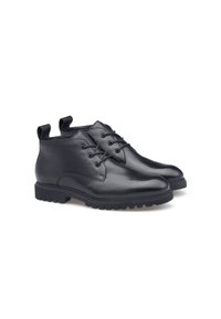 Bottines en cuir noir avec un laçage à l'avant, deux tirants, et des semelles en caoutchouc texturé pour une meilleure adhérence et durabilité.