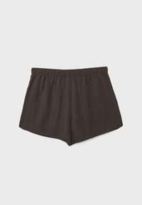Shorts marron foncé avec une taille élastique, une coupe ample et un design simple sur un fond clair uni.