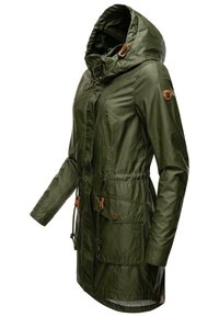 Olivgrön vattentät jacka med huva, justerbar dragsko i midjan och fickor. Har trätossor och en texturerad tygfinish.