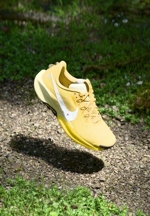 PEGASUS TRAIL 5 - Chaussures de running - saturn gold/lightning alabaster/ white