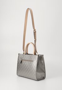 Borsa a tracolla grigia in pelle goffrata con manici in ecopelle e tracolla regolabile. Presenta una tasca con cerniera sulla parte frontale e un design elegante e moderno.