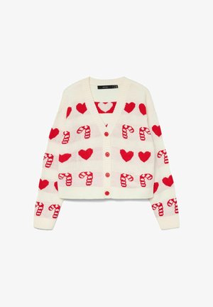 Cardigan blanco de punto con patrones de corazones rojos y bastones de caramelo, escote en v, ribete acanalado y cuatro botones rojos en la parte delantera.