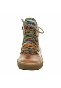 Bruine leren enkelboot met meerkleurige gevlochten accenten, metalen veterogen en grijze veters. Voorzien van een getextureerde rubberen zool en een rits aan de achterkant.