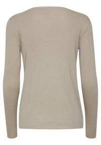 Beige hosszú ujjú pulóver sima textúrával, széles nyakkal és bordás díszítéssel az ujjakon és a testen, amely fókuszál a fitted sziluettre.