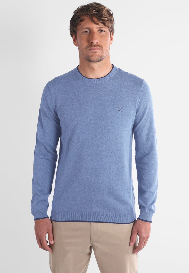 Pull bleu à manches longues avec un col rond, fabriqué dans un tissu texturé, comportant un petit logo sur la poitrine et des poignets et un ourlet côtelés.