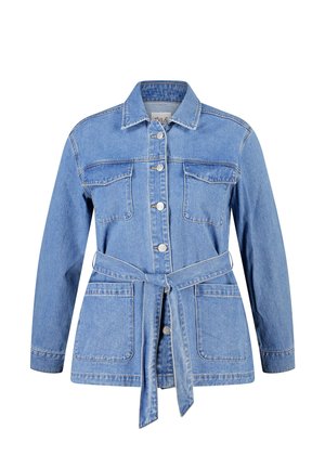 Lichtblauwe denimjas met knopen aan de voorkant, twee borstzakken, twee lagere opgestikte zakken, lange mouwen en een ceintuur in de taille die aan de voorkant is gestrikt.