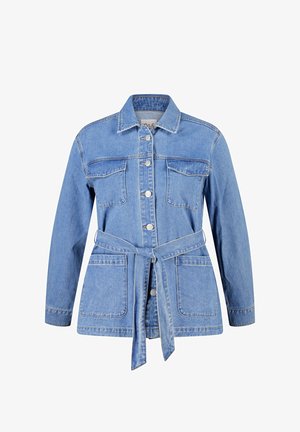 Lichtblauwe denimjas met knopen aan de voorkant, twee borstzakken, twee lagere opgestikte zakken, lange mouwen en een ceintuur in de taille die aan de voorkant is gestrikt.