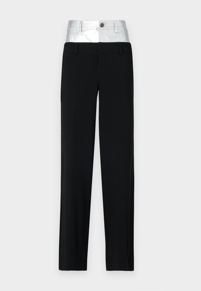 Zwarte broek met een glanzende zilveren tailleband. Voorzien van een knoopsluiting en vier zakken, met een getailleerde pasvorm en een rechte pijpdesign.