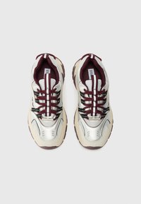 Metallisch zilveren sneakers met kastanjebruine accenten, voorzien van een textuur bovenwerk, chunky zool en contrasterende veters. Klassiek vetersysteem.