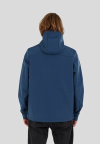 Chaqueta impermeable azul con cuello alzado y capucha. Presenta un diseño sencillo, mangas largas y un corte recto en el dobladillo.