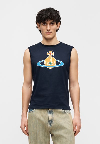 Μπλε ναυτικού χρώματος αμάνικο T-shirt από βαμβάκι με γραφικό σχέδιο ενός στρογγυλού αντικειμένου περιβαλλόμενου από δαχτυλίδια σε κίτρινες, τιρκουάζ και πράσινες αποχρώσεις.