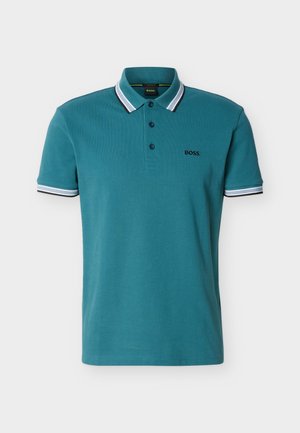 Türkises kurzärmliges Poloshirt mit drei Knöpfen, schwarz-weiß gestreiftem Kragen und Ärmelabschlüssen sowie kleinem schwarzem "BOSS"-Logo auf der Brust.