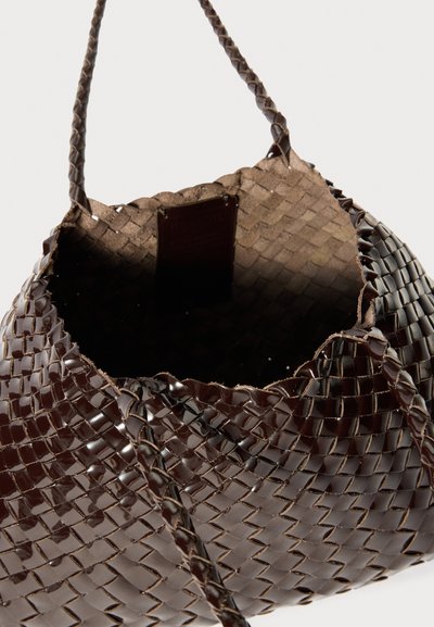 Borsa a tracolla intrecciata marrone con esterno in pelle lucida, spallacci intrecciati e fodera interna morbida. Apertura superiore con leggero dettaglio arruffato.