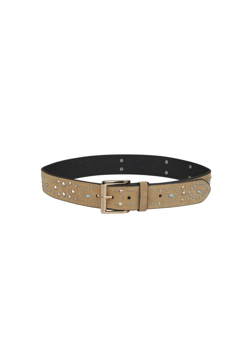 Tan leren riem met geperforeerde uitsnijdingen en zilverkleurige studs. De gesp is van goudkleurig metaal en de binnenkant is zwart.