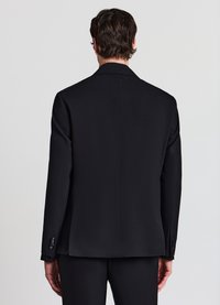 Schwarzer, maßgeschneiderter Blazer mit glatter Textur, einzelner Rückenschlitz und geknöpften Ärmelbündchen. Sauberes, modernes Design ohne Verzierungen.