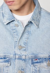 Tommy Jeans AIDEN  - Giacca di jeans - denim light