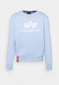 Felpa in cotone azzurra con colletto rotondo, polsini e orlo a coste. Presenta un logo bianco e un'etichetta rossa sul lato.