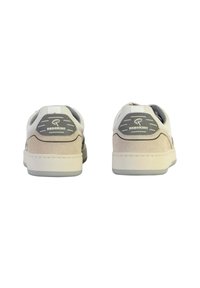 Lædersneakers i hvid og beige med grå detaljer. Har et blødt ruskinds panel og logo på hælen; gummisåler for bedre greb.