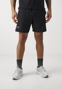 Černé sportovní šortky z lehkého materiálu, s hladkým povrchem a bočními kapsami. Stříbrné logo Under Armour na levé noze.