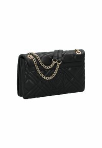 Borsa a tracolla in pelle nera trapuntata con catena dorata, dotata di chiusura a patta magnetica e dettaglio con logo impresso sulla parte anteriore.