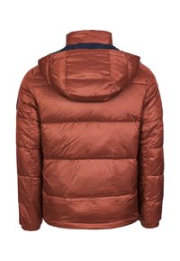 Giacca a vento color ruggine con cappuccio staccabile, texture trapuntata e polsini a coste. La vista posteriore mostra un dettaglio di cuciture orizzontali.