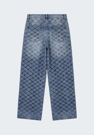 Vaqueros de mezclilla azul claro con piernas anchas y un estampado oscuro de diamantes que cubre toda la parte trasera, con dos bolsillos traseros.