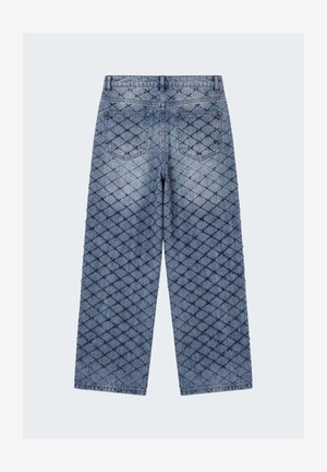 Vaqueros de mezclilla azul claro con piernas anchas y un estampado oscuro de diamantes que cubre toda la parte trasera, con dos bolsillos traseros.