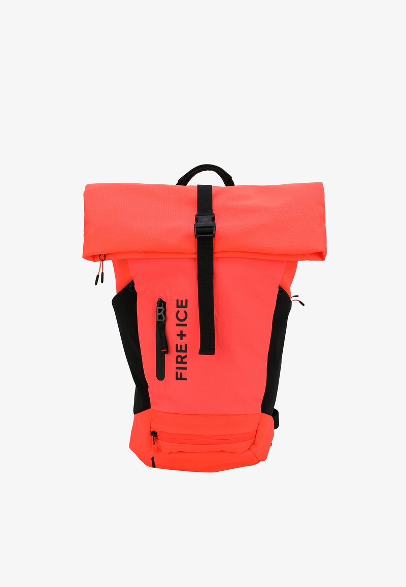 Heller Korallrucksack mit Rollverschluss, schwarzen Akzenten, verstellbaren Trägern, seitlicher Reißverschlusstasche und "FIRE + ICE"-Branding in schwarzer Schrift.