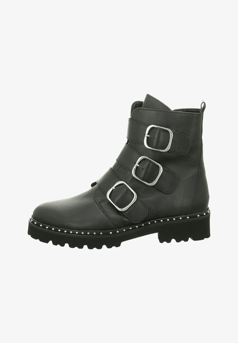 Botte noire en cuir à la cheville avec trois sangles réglables et boucles argentées. Elle présente une semelle épaisse avec des accents cloutés le long du bord.