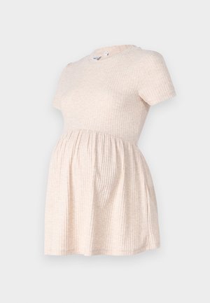 Vestido de maternidade curto de manga curta em bege claro, com decote redondo, textura canelada e silhueta em A que flui a partir da cintura.