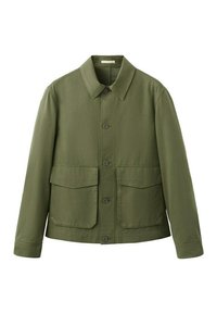 Veste décontractée vert olive avec fermeture à boutons devant, col à revers, manches longues et deux grandes poches avant à rabat.