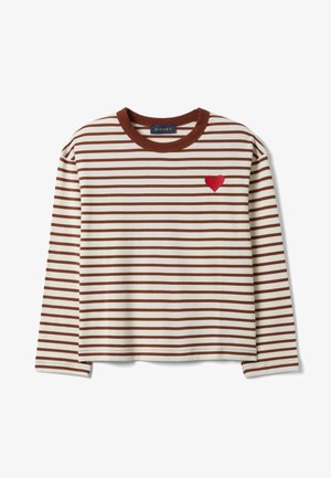 Camisa de manga larga color crema con rayas horizontales marrones, un emblema de corazón rojo en el lado izquierdo del pecho y un cuello marrón.