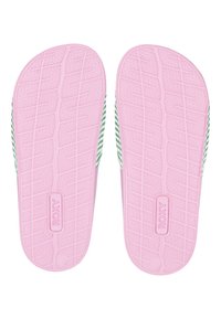 Rosa gummislidesandaler med en texturerad sula. Vita och gröna randiga detaljer på sidorna. Har varumärket 'ROXY' på sulan.