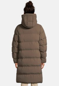 Langer, gepolsterter brauner Mantel mit Kapuze, der ein gestepptes Design und elastische Bündchen aufweist. Der Rücken zeigt horizontale Nähte und eine lockere Passform.