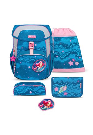 Kinder-Schulset in Blau und Pink mit Meerjungfrau-, Seestern- und Muschelmotiven, inklusive Rucksack, Turnbeutel, Federmäppchen, Geldbörse und Schlüsselanhänger.