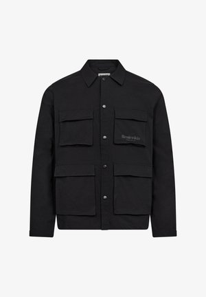 Zwarte, knoopsluitingjas met vier voorkruiken, gemaakt van een stevig materiaal. Heeft een kraag en subtiele logodetail op de borst.