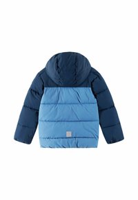 Giacca puffa blu con cappuccio, con la parte superiore di un blu scuro e la parte inferiore di un blu chiaro, design squadrato, texture trapuntata e toppa con logo.