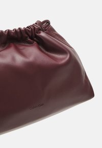 Calvin Klein Jeans GATHERED CROSSBODY - Torba čez telo - cherrywood