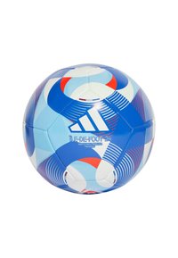 Palla da calcio Adidas con motivi geometrici blu, bianchi e rossi. Presenta una superficie testurizzata e un logo di marca. Dimensione standard per l'allenamento.
