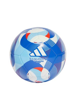 Balón de fútbol Adidas con patrones geométricos en azul, blanco y rojo. Presenta una superficie texturizada y un logo de marca. Tamaño estándar para entrenamiento.