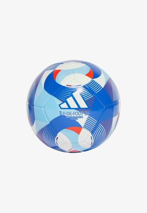 Balón de fútbol Adidas con patrones geométricos en azul, blanco y rojo. Presenta una superficie texturizada y un logo de marca. Tamaño estándar para entrenamiento.