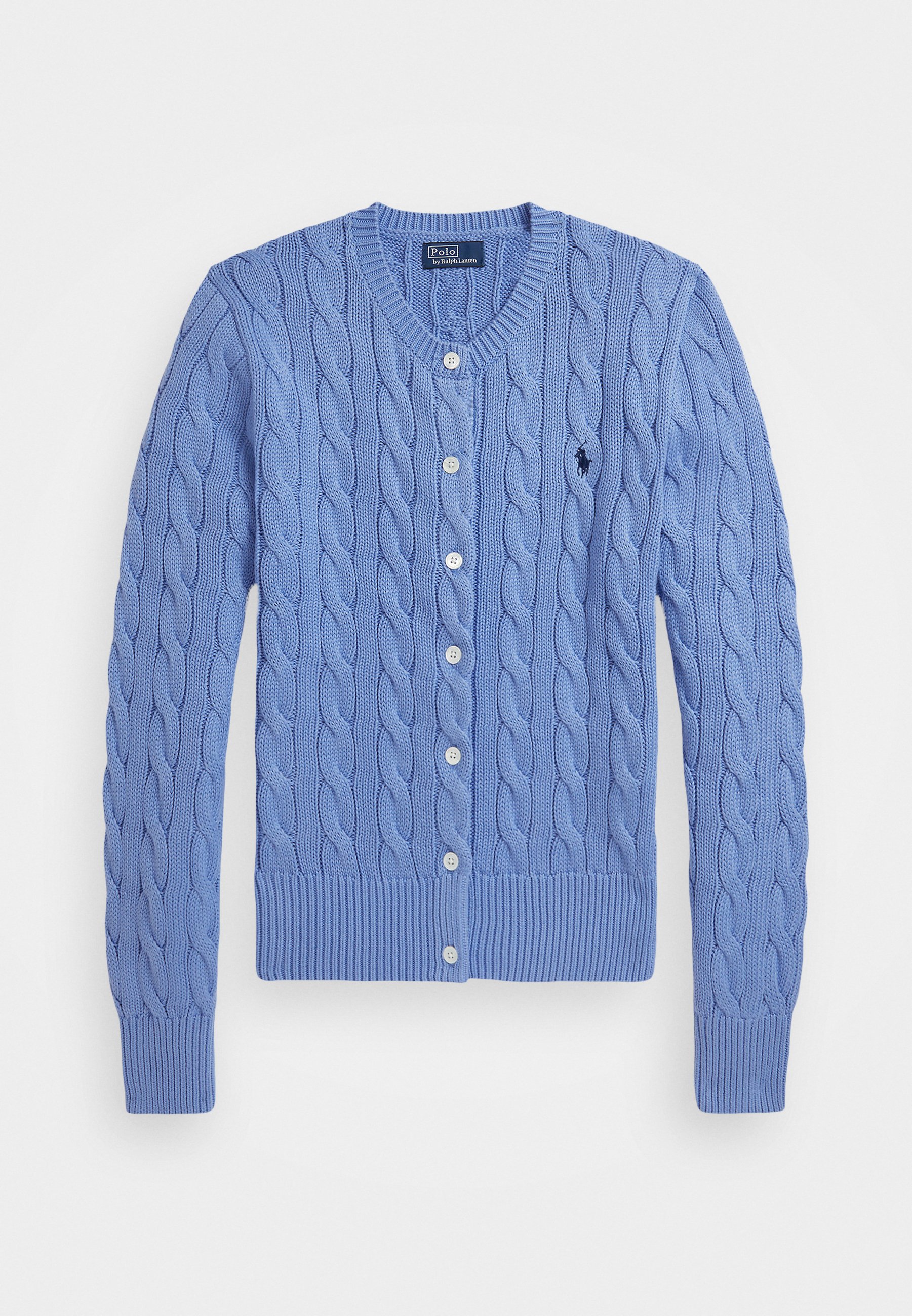 Svetlo modri pleteni cardigan z V-izrezom, rebrastimi manšetami in robom. Ima pet belih gumbov in majhno logo na levi strani.