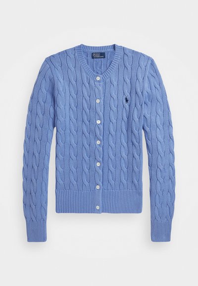 Cardigan en tricot câblé bleu clair avec un col en v, des poignets et un ourlet côtelés. Comprend cinq boutons blancs et un petit logo sur le côté gauche.