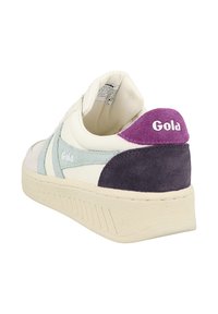 Sneaker con tomaia in pelle bianca, accenti in suede menta e prugna, suola grigia dal motivo testurizzato e marchio "Gola" sul lato e sul tallone.