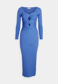 Blå ribbad trikåklänning med långa ärmar, V-ringning och vridna detaljer vid bysten. Fitted siluett, längd till mitten av vaderna.