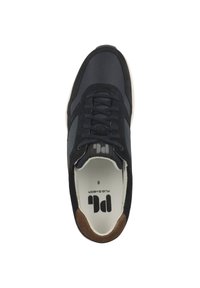 Sneaker aus dunkelblauem Mesh und Wildleder, mit runden Schnürsenkeln, gepolsterter Knöchelumrandung und einem braunen Akzent an der Ferse. Größenetikett innen sichtbar.