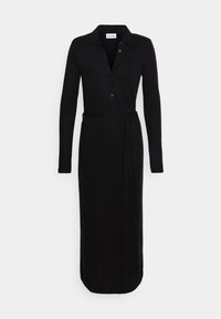 Robe noire à manches longues avec un col, un devant boutonné et une ceinture assortie à la taille. Fabriquée dans un matériau doux et texturé.