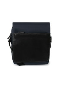 Borsa a tracolla blu navy con un corpo in tessuto testurizzato e una tasca frontale in pelle nera liscia a contrasto. Inclusa tracolla regolabile.